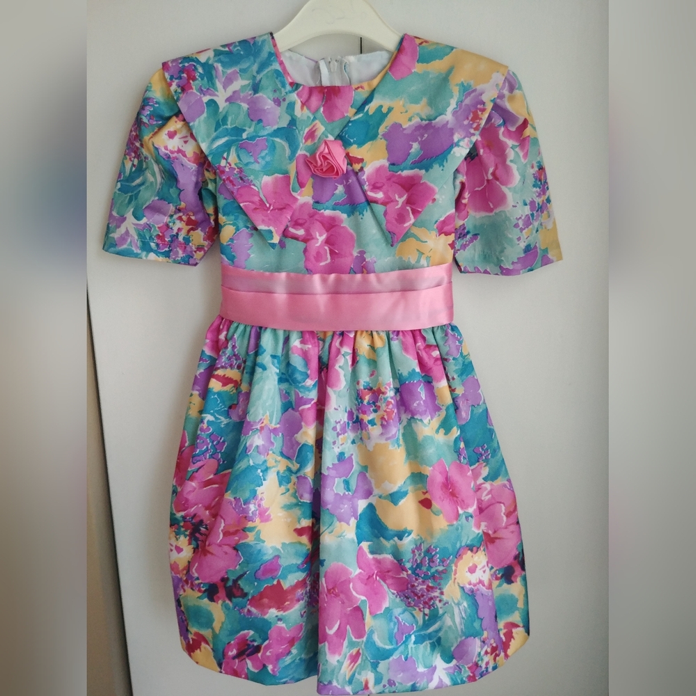 Girls Size 5 Party Dress, Attached Petticoat.100% Polyester. New Condition